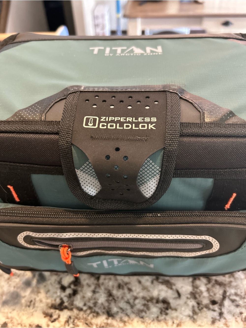 Titan by Arctic Zone Deep Freeze Zipperless Hardbody 8qt Cooler Lunch Bag - Picture 3 of 9